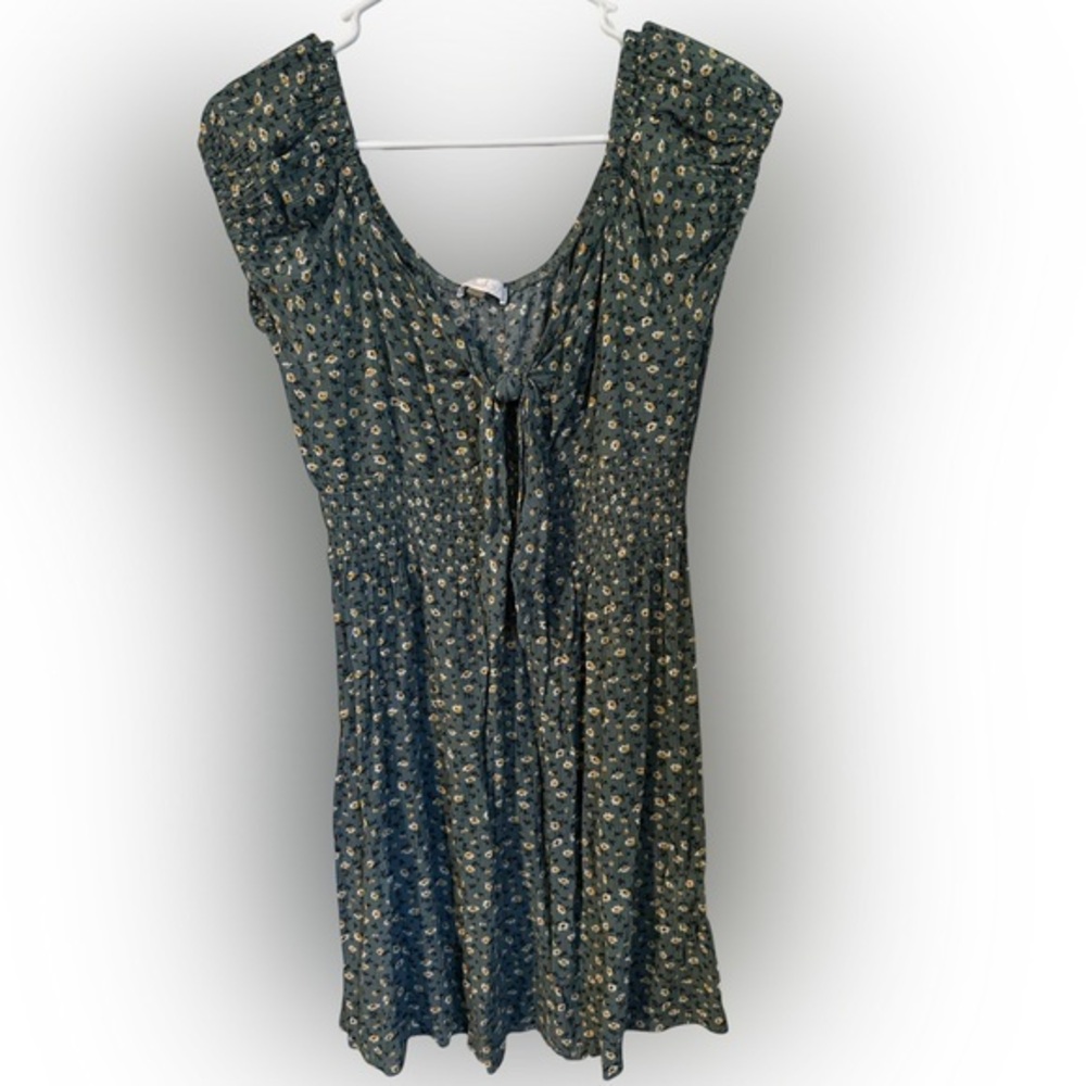 Dress it’s say 2Xl but it runs small more like medium. Nice summer dress used no